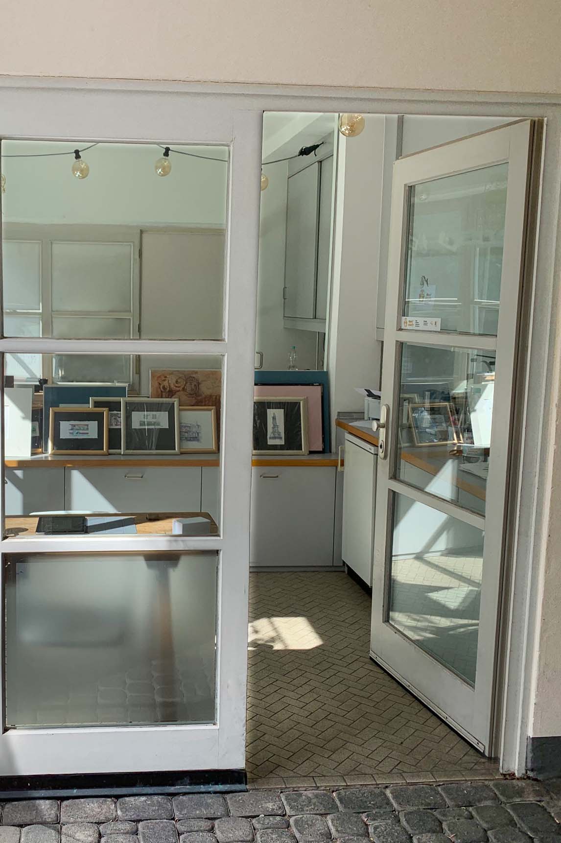 Innenansicht der Monkey Gallery Paderborn mit Gemälden an der Wand